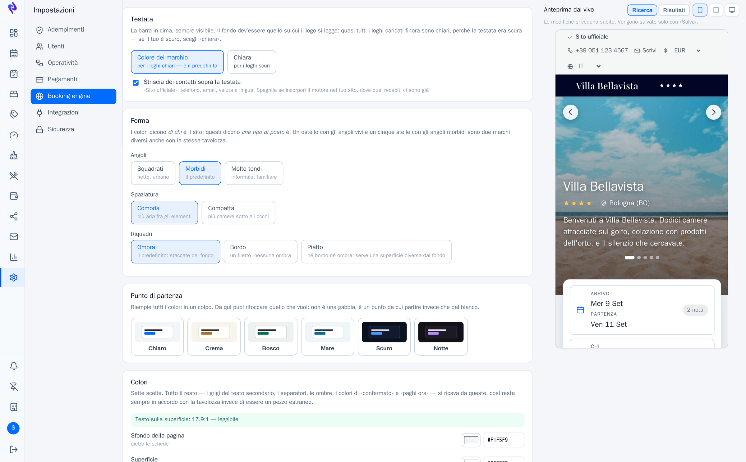 La scheda Aspetto del booking engine in OS: sei punti di partenza già pronti, i sette colori con accanto il rapporto di contrasto e il giudizio «leggibile», i sei caratteri fra cui scegliere, e a destra l'anteprima dal vivo del sito dell'hotel che cambia insieme